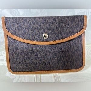 2047: Michael Kors Pouch VGUC